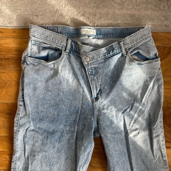 Abercrombie & Fitch The 90s Straight Ultra High Rise Curve Love Crossover Waist - Picture 3 of 5